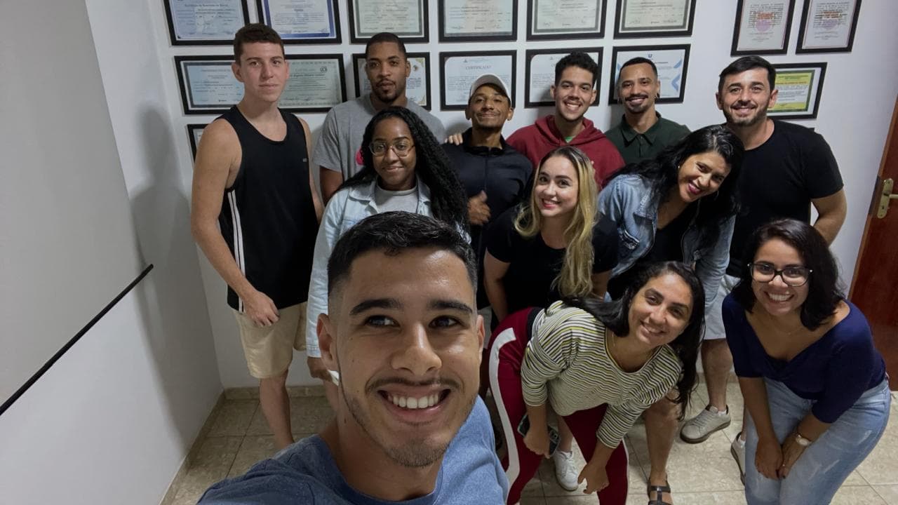 Turma reunida na tutoria acadêmica do Centro de Ensino Gratuito