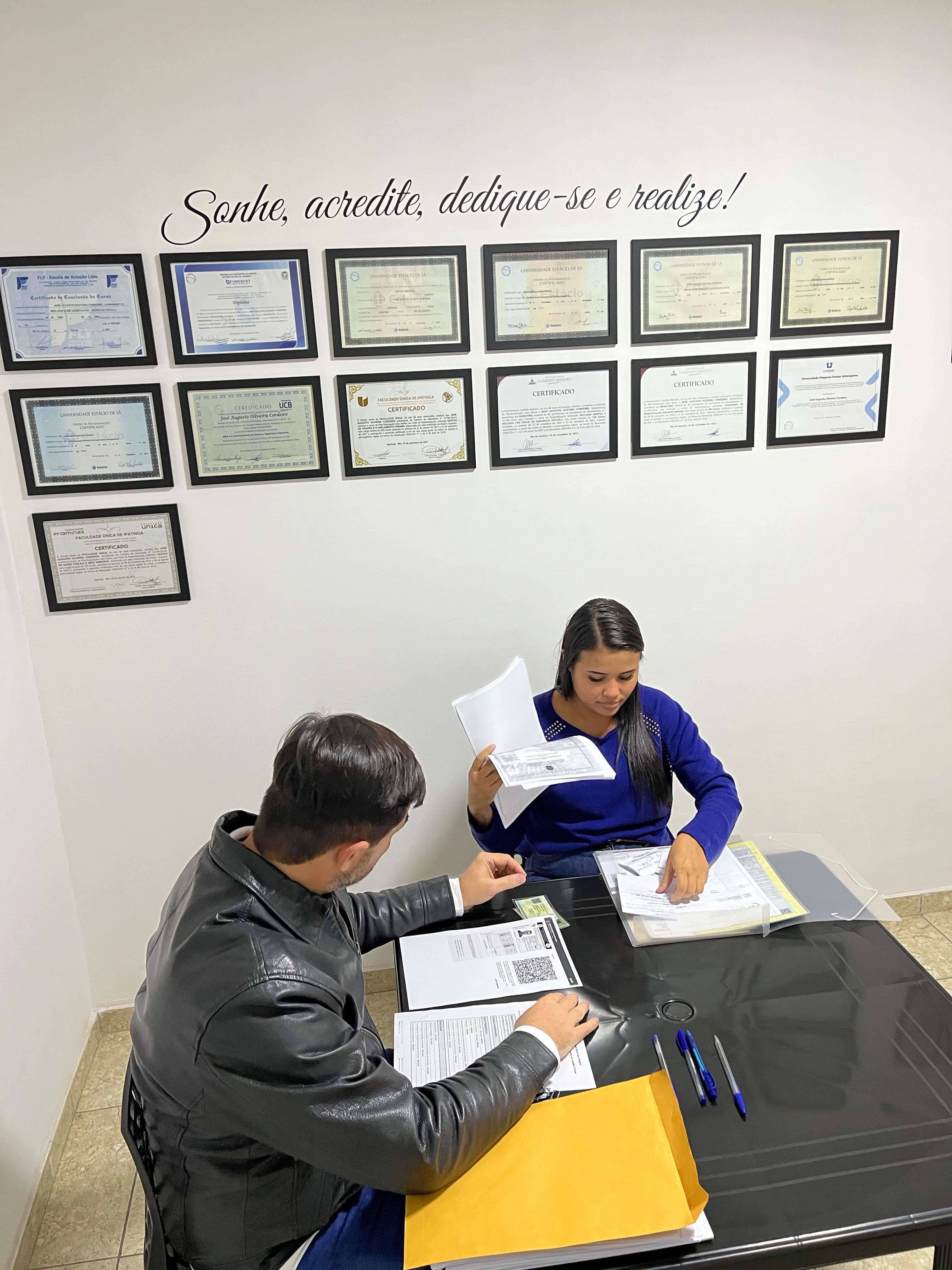 Tutoria acadêmica em andamento no centro de ensino